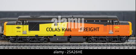 Diesellokomotive der Baureihe 37 37 116, Colas Rail Freight Lackierung, Modell im Maßstab 00 Stockfoto