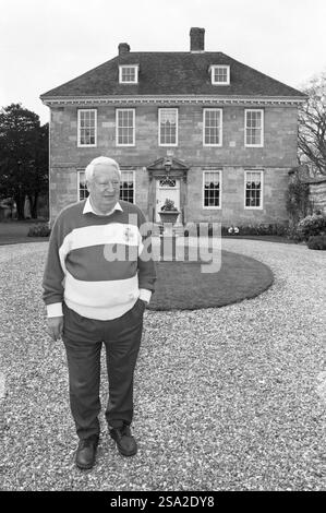 Sir Ted Heath vor seinem Haus „Arundells“ in der Kathedrale von Salisbury, nahe 1993. Stockfoto