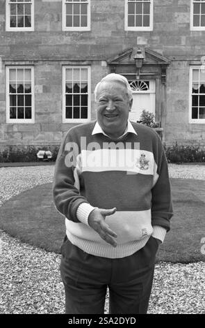 Sir Ted Heath vor seinem Haus „Arundells“ in der Kathedrale von Salisbury, nahe 1993. Stockfoto