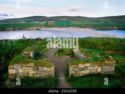 St. Ninian's Isle Church & Tombolo (Sand- und Kiesspieß) mit Verbindung zum Shetland Festland, Schottland. Ort der Kapelle und Friedhof des keltischen Klosters. Stockfoto