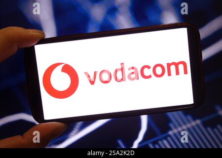 Polen. Januar 2025. In dieser Fotoabbildung wird das Vodacom Firmenlogo auf einem Smartphone-Bildschirm angezeigt. (Foto: Piotr SWAT/SOPA Images/SIPA USA) *** ausschließlich für redaktionelle Nachrichten *** Credit: SIPA USA/Alamy Live News Stockfoto