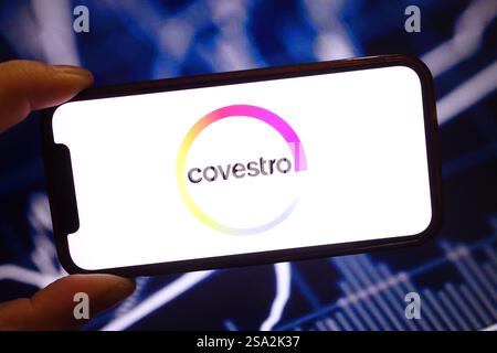 Polen. Januar 2025. In dieser Abbildung wird das Firmenlogo von Covestro auf einem Smartphone-Bildschirm angezeigt. (Foto: Piotr SWAT/SOPA Images/SIPA USA) *** ausschließlich für redaktionelle Nachrichten *** Credit: SIPA USA/Alamy Live News Stockfoto
