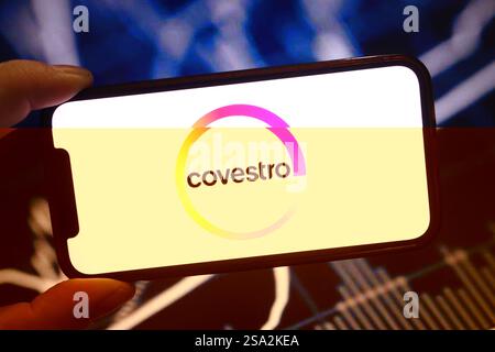 Polen. Januar 2025. In dieser Abbildung wird das Firmenlogo von Covestro auf einem Smartphone-Bildschirm angezeigt. (Credit Image: © Piotr SWAT/SOPA Images via ZUMA Press Wire) NUR REDAKTIONELLE VERWENDUNG! Nicht für kommerzielle ZWECKE! Stockfoto