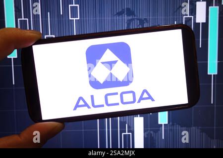 Polen. Januar 2025. In dieser Fotoabbildung wird das Logo des Unternehmens Alcoa auf einem Smartphone-Bildschirm angezeigt. (Credit Image: © Piotr SWAT/SOPA Images via ZUMA Press Wire) NUR REDAKTIONELLE VERWENDUNG! Nicht für kommerzielle ZWECKE! Stockfoto