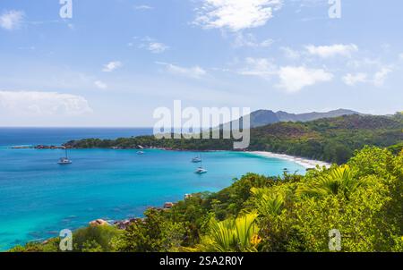 Anse Lazio Strand aus der Vogelperspektive an einem sonnigen Tag. Küstenlandschaft der Insel Praslin, Seychellen Stockfoto
