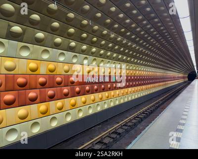 Prag, Tschechische republik - 18. Juli 2024. Einzigartiges Fliesendesign in der U-Bahn-Station Muzeum Stockfoto