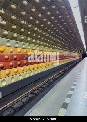 Prag, Tschechische republik - 18. Juli 2024. Einzigartiges Fliesendesign in der U-Bahn-Station Muzeum Stockfoto