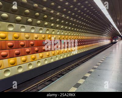 Prag, Tschechische republik - 18. Juli 2024. Einzigartiges Fliesendesign in der U-Bahn-Station Muzeum Stockfoto