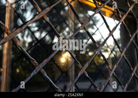 27.01.2025, Fotos der Gedenkstätte Auschwitz zum 80. Jahrestag der Befreiung des Konzentrationslagers, vergitterte Fenster einer Baracke im Stammlager KL Auschwitz I, Foto: Dennis Ewert/RHR-foto Stockfoto