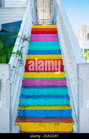 Karibische Treppen, Architektur und leuchtende Regenbogenfarben auf der Insel Saint Martin (Sint Maarten), Westindien Stockfoto