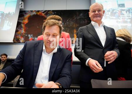 Auftaktbilder, Sitzung, SPD-Bundestagsfraktion Auftaktbilder, Sitzung, SPD, Bundestagsfraktion, Parlamentarische Geschäftsführerin, Katja Mast, Bundeskanzler, Olaf Scholz, Lars Klingbeil, Saskia Esken, Vorsitzende Berlin Berlin GER *** Eröffnungsbilder, Sitzung, SPD-Fraktion Eröffnungsbilder, Sitzung, SPD-Fraktion, Parlamentssekretär, Katja Mast, Bundeskanzler, Olaf Scholz, Lars Klingbeil, Saskia Esken, Vorsitzende Berlin Berlin GER Stockfoto