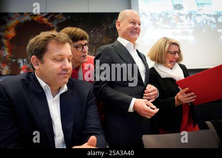 Auftaktbilder, Sitzung, SPD-Bundestagsfraktion Auftaktbilder, Sitzung, SPD, Bundestagsfraktion, Parlamentarische Geschäftsführerin, Katja Mast, Bundeskanzler, Olaf Scholz, Lars Klingbeil, Saskia Esken, Vorsitzende Berlin Berlin GER *** Eröffnungsbilder, Sitzung, SPD-Fraktion Eröffnungsbilder, Sitzung, SPD-Fraktion, Parlamentssekretär, Katja Mast, Bundeskanzler, Olaf Scholz, Lars Klingbeil, Saskia Esken, Vorsitzende Berlin Berlin GER Stockfoto