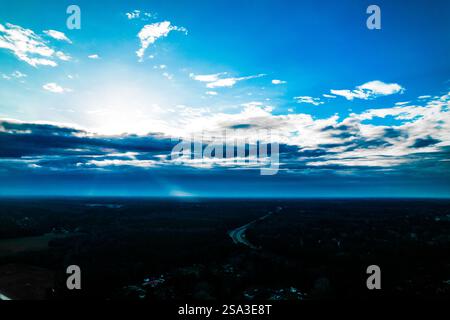 Ein Drohnenfoto einer Stadt mit blauem Himmel. Stockfoto