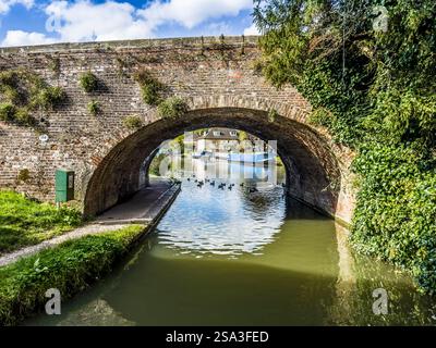 Brücke über den Kennet- und Avon-Kanal bei Hungerford in Berkshire. Stockfoto