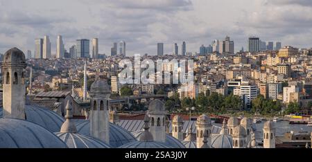 Die historischen Dächer überblicken den Bosporus und zeigen die Mischung Istanbuls Stockfoto