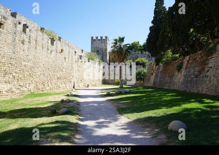 Pfad zwischen den Mauern der Zitadelle der mittelalterlichen Stadt Rhodos. Hauptort auf der Insel Rhodos in der Dodekanese, Griechenland. Stockfoto