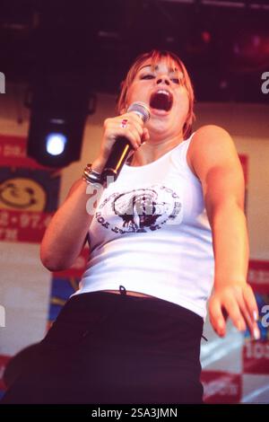 BILLIE PIPER, SÄNGER, 1998: Billie Piper im Alter von 15 Jahren auf der Red Dragon Roadshow Stage am Cardiff Big Weekend in Cardiff, Wales, Großbritannien am 8. August 1998. Foto: Rob Watkins. INFO: Billie Piper startete ihre Popkarriere 1998 mit der Hit-Single Because We Want To, womit sie zur jüngsten Künstlerin wurde, die auf Platz 1 in Großbritannien debütierte. Ihr Erfolg in den Charts setzte sich mit den Alben Honey to the B und Walk of Life fort. Stockfoto