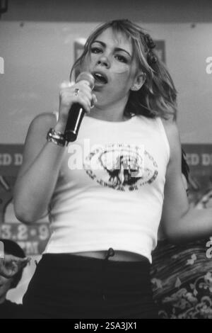 BILLIE PIPER, SÄNGER, 1998: Billie Piper im Alter von 15 Jahren auf der Red Dragon Roadshow Stage am Cardiff Big Weekend in Cardiff, Wales, Großbritannien am 8. August 1998. Foto: Rob Watkins. INFO: Billie Piper startete ihre Popkarriere 1998 mit der Hit-Single Because We Want To, womit sie zur jüngsten Künstlerin wurde, die auf Platz 1 in Großbritannien debütierte. Ihr Erfolg in den Charts setzte sich mit den Alben Honey to the B und Walk of Life fort. Stockfoto
