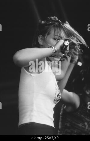 BILLIE PIPER, SÄNGER, 1998: Billie Piper im Alter von 15 Jahren auf der Red Dragon Roadshow Stage am Cardiff Big Weekend in Cardiff, Wales, Großbritannien am 8. August 1998. Foto: Rob Watkins. INFO: Billie Piper startete ihre Popkarriere 1998 mit der Hit-Single Because We Want To, womit sie zur jüngsten Künstlerin wurde, die auf Platz 1 in Großbritannien debütierte. Ihr Erfolg in den Charts setzte sich mit den Alben Honey to the B und Walk of Life fort. Stockfoto