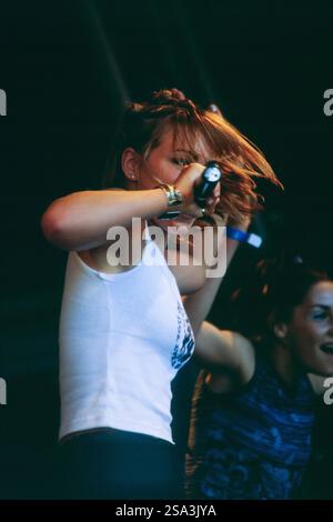 BILLIE PIPER, SÄNGER, 1998: Billie Piper im Alter von 15 Jahren auf der Red Dragon Roadshow Stage am Cardiff Big Weekend in Cardiff, Wales, Großbritannien am 8. August 1998. Foto: Rob Watkins. INFO: Billie Piper startete ihre Popkarriere 1998 mit der Hit-Single Because We Want To, womit sie zur jüngsten Künstlerin wurde, die auf Platz 1 in Großbritannien debütierte. Ihr Erfolg in den Charts setzte sich mit den Alben Honey to the B und Walk of Life fort. Stockfoto