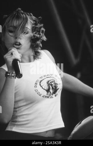 BILLIE PIPER, SÄNGER, 1998: Billie Piper im Alter von 15 Jahren auf der Red Dragon Roadshow Stage am Cardiff Big Weekend in Cardiff, Wales, Großbritannien am 8. August 1998. Foto: Rob Watkins. INFO: Billie Piper startete ihre Popkarriere 1998 mit der Hit-Single Because We Want To, womit sie zur jüngsten Künstlerin wurde, die auf Platz 1 in Großbritannien debütierte. Ihr Erfolg in den Charts setzte sich mit den Alben Honey to the B und Walk of Life fort. Stockfoto