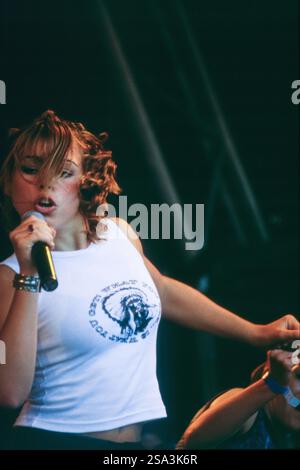 BILLIE PIPER, SÄNGER, 1998: Billie Piper im Alter von 15 Jahren auf der Red Dragon Roadshow Stage am Cardiff Big Weekend in Cardiff, Wales, Großbritannien am 8. August 1998. Foto: Rob Watkins. INFO: Billie Piper startete ihre Popkarriere 1998 mit der Hit-Single Because We Want To, womit sie zur jüngsten Künstlerin wurde, die auf Platz 1 in Großbritannien debütierte. Ihr Erfolg in den Charts setzte sich mit den Alben Honey to the B und Walk of Life fort. Stockfoto