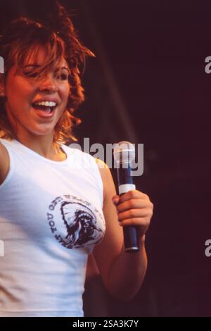 BILLIE PIPER, SÄNGER, 1998: Billie Piper im Alter von 15 Jahren auf der Red Dragon Roadshow Stage am Cardiff Big Weekend in Cardiff, Wales, Großbritannien am 8. August 1998. Foto: Rob Watkins. INFO: Billie Piper startete ihre Popkarriere 1998 mit der Hit-Single Because We Want To, womit sie zur jüngsten Künstlerin wurde, die auf Platz 1 in Großbritannien debütierte. Ihr Erfolg in den Charts setzte sich mit den Alben Honey to the B und Walk of Life fort. Stockfoto