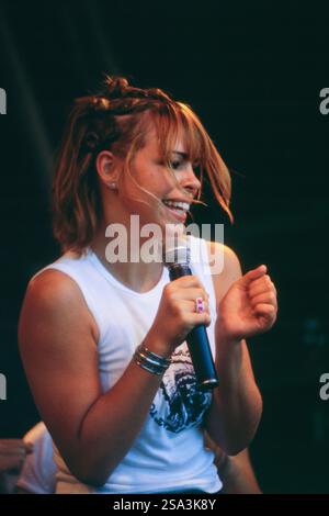 BILLIE PIPER, SÄNGER, 1998: Billie Piper im Alter von 15 Jahren auf der Red Dragon Roadshow Stage am Cardiff Big Weekend in Cardiff, Wales, Großbritannien am 8. August 1998. Foto: Rob Watkins. INFO: Billie Piper startete ihre Popkarriere 1998 mit der Hit-Single Because We Want To, womit sie zur jüngsten Künstlerin wurde, die auf Platz 1 in Großbritannien debütierte. Ihr Erfolg in den Charts setzte sich mit den Alben Honey to the B und Walk of Life fort. Stockfoto