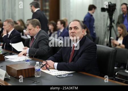 WASHINGTON, DC, USA — Joseph Kramek, President & CEO des World Shipping Council, bereitet sich vor einer Anhörung des Senatsausschusses für Handel, Wissenschaft und Verkehr mit dem Titel „Gebühren und ausländische Einflüsse: Untersuchung des Panamakanals und seiner Auswirkungen auf den US-Handel und die nationale Sicherheit“ vor. Januar 2025. (Vermerk: Joshua Sukoff/Medill News Service) Stockfoto