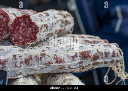 Salami-Kunsthandwerk auf dem lebhaften Markt am sonnigen Nachmittag Stockfoto