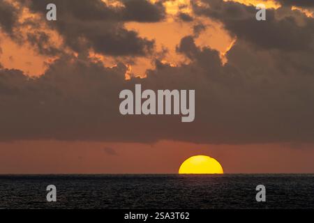 Sonnenaufgang über dem Atlantischen Ozean in der Nähe von Tenerife, Spanien. Stockfoto