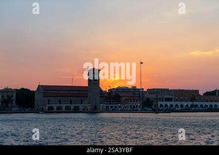 Blick auf den Eingang zum Hafen auf der Insel Rhodos in Griechenland bei Sonnenuntergang. Stockfoto