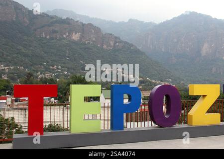 Tepoztlan, Morelos, Mexiko - 7. November 2024: Magische Stadt Tepoztlan in Morelos, Mexiko. Beliebtes Touristenziel für sein heißes Klima und die Pyramide Stockfoto