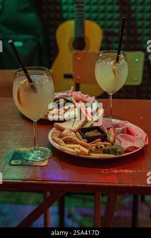 Eine vertikale Aufnahme einer Platte mit verschiedenen Käsesorten, Salami und anderen Speisen Stockfoto