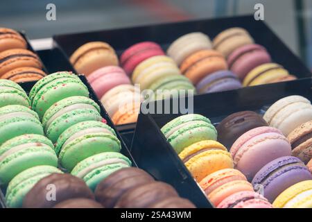 Farbenfrohe französische Macarons in einer herrlichen Bäckerei Stockfoto