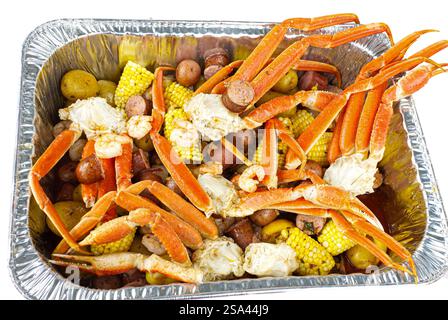 Meeresfrüchte kochen mit Meeresfrüchten, Schneekrabben, Mais auf dem Kolben, Shrimps, Wurst, kleinen roten und weißen Kartoffeln mit Cajun-Gewürzen Stockfoto