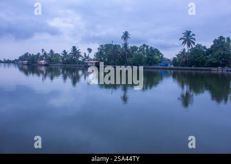 Alleppey, Kerala, Indien – 16. Mai 2024: Hausboote, die entlang der Alappuzha-Backwaters im indischen Bundesstaat Kerala stationiert sind. Wird als Venedig von bezeichnet Stockfoto