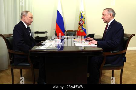 St. Petersburg, Russland. Januar 2025. Der russische Präsident Wladimir Putin, links, hört den Gouverneur von St. Petersburg Alexander Beglov, links, während eines Einzeltreffens am 27. Januar 2025 in St. Petersburg, Russland. Quelle: Vyacheslav Prokofyev/Kreml Pool/Alamy Live News Stockfoto