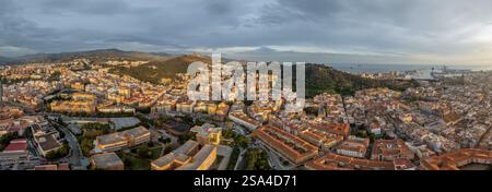 Aus der Vogelperspektive von Malaga mit dem Campus El Ejido der Universität von Malaga mit stürmischem Himmel Stockfoto