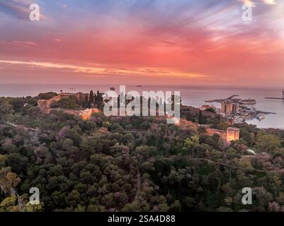 Blick auf die Burg Gibralfaro in Malaga, Spanien, bei Sonnenuntergang mit farbenfrohem Himmel Stockfoto