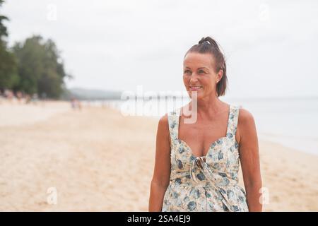 Schöne reife skandinavische Frau am Strand von Thailand im Sommer Stockfoto