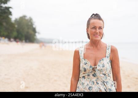 Schöne reife skandinavische Frau am Strand von Thailand im Sommer Stockfoto