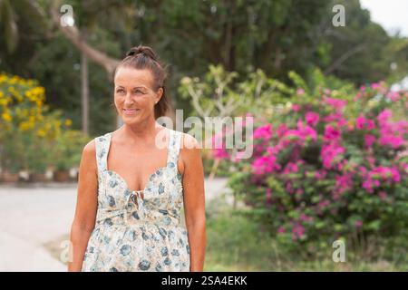 Schöne reife skandinavische Frau, die im Sommer in den Straßen Thailands spaziert Stockfoto