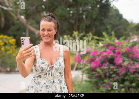 Schöne reife skandinavische Frau, die im Sommer in den Straßen Thailands spaziert Stockfoto