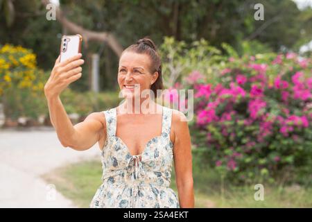 Schöne reife skandinavische Frau, die im Sommer in den Straßen Thailands spaziert Stockfoto