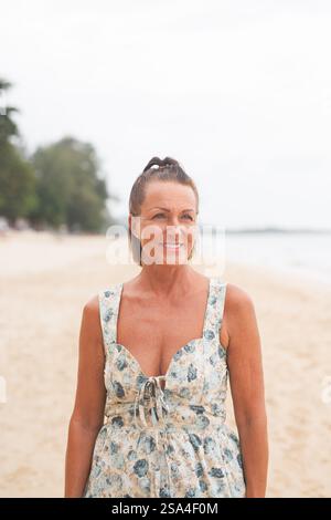 Schöne reife skandinavische Frau am Strand von Thailand im Sommer Stockfoto
