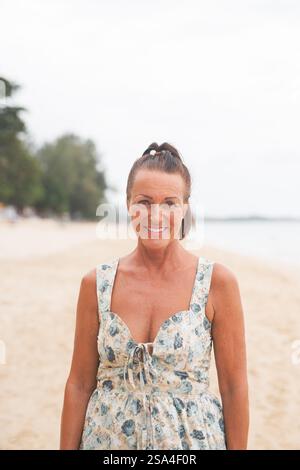 Schöne reife skandinavische Frau am Strand von Thailand im Sommer Stockfoto