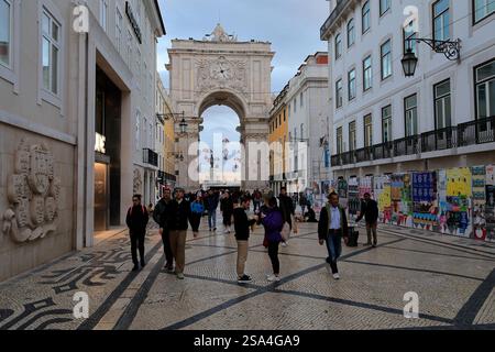Rua Augusta die wichtigste Fußgängerzone im historischen Viertel von Lissabon mit Rua Augusta Arch (Arco da Rua Augusta) im Hintergrund. Lissabon. Portugal Stockfoto