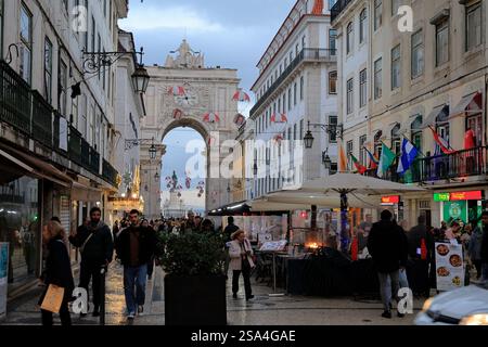 Rua Augusta die wichtigste Fußgängerzone im historischen Viertel von Lissabon mit Rua Augusta Arch (Arco da Rua Augusta) im Hintergrund. Lissabon. Portugal Stockfoto