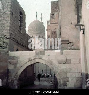 Durchgang zu einer der kleinen Moscheen in der Altstadt von Kairo, Ägypten 1955. Fahren Sie zu einer der kleineren Moscheen in der Altstadt von Kairo, Ägypten 1955. Stockfoto